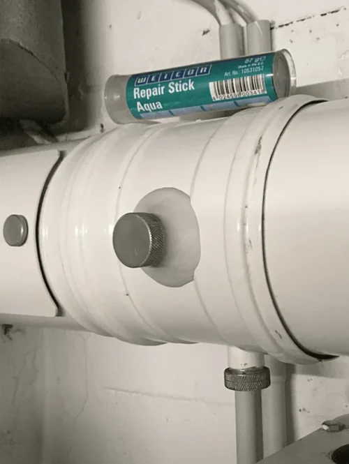 Masilla epóxica submarina Weicon Aqua – Reparación bajo agua