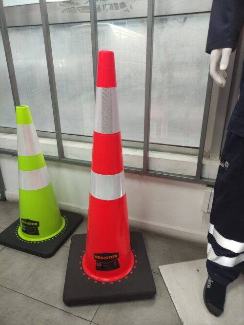 Cono de Seguridad Vial PVC 28" / 70 cm Base Negra Reflectante Resistor