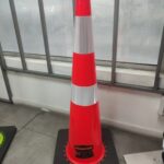 Cono de Seguridad Vial PVC 28" / 70 cm Base Negra Reflectante Resistor
