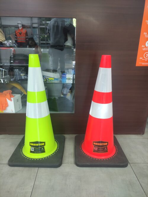Cono de Seguridad Vial PVC 28" / 70 cm Base Negra Reflectante Resistor