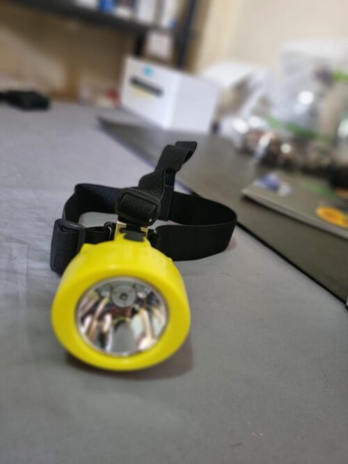 Linterna minera ZEUS 10000 LUX recargable para casco con IP65