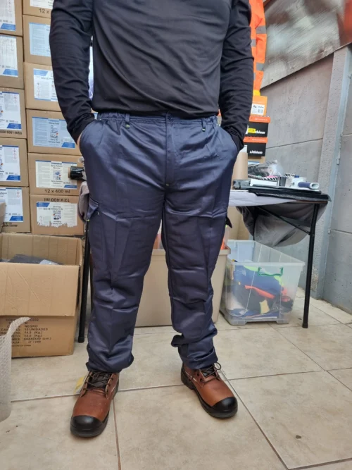 PANTALON CARGO GABARDINA AZUL LAND KUMEN